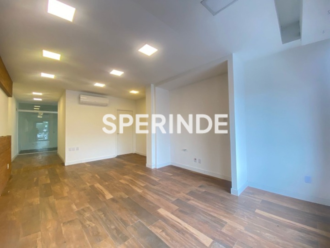 Loja para alugar com 371m², 2 vagas no bairro Azenha em Porto Alegre