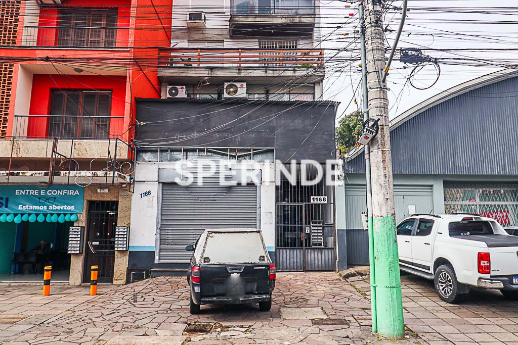 Loja para alugar com 371m², 2 vagas no bairro Azenha em Porto Alegre