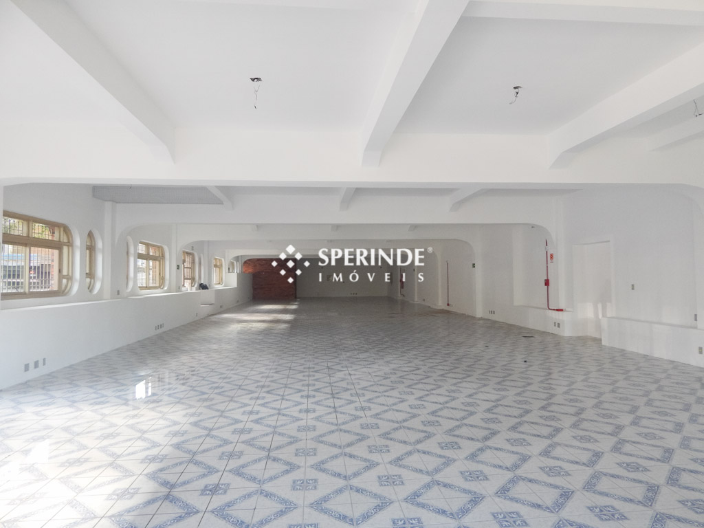 Loja para alugar com 448m², 1 vaga no bairro Exposição em Caxias do Sul
