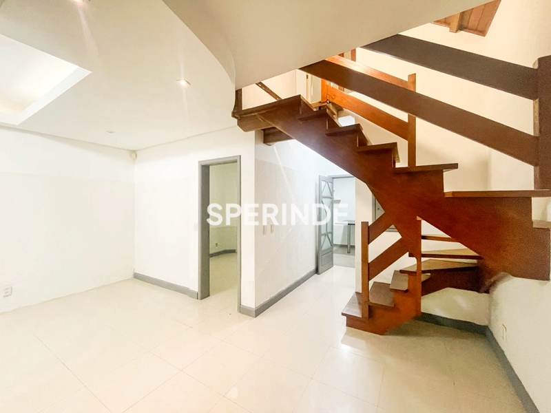 Casa para alugar com 175m², 3 quartos, 4 vagas no bairro Santana em Porto Alegre