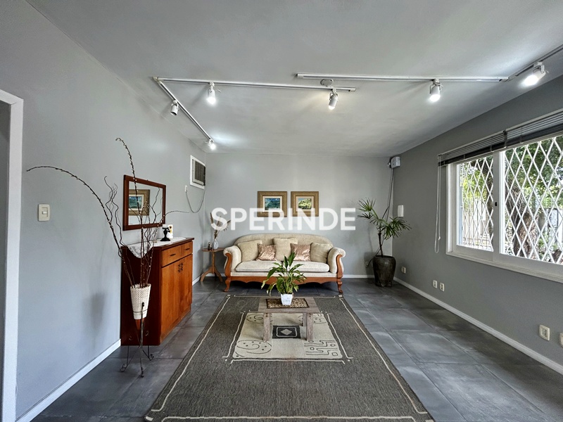 Casa para alugar com 227m², 3 quartos, 3 vagas no bairro Três Figueiras em Porto Alegre