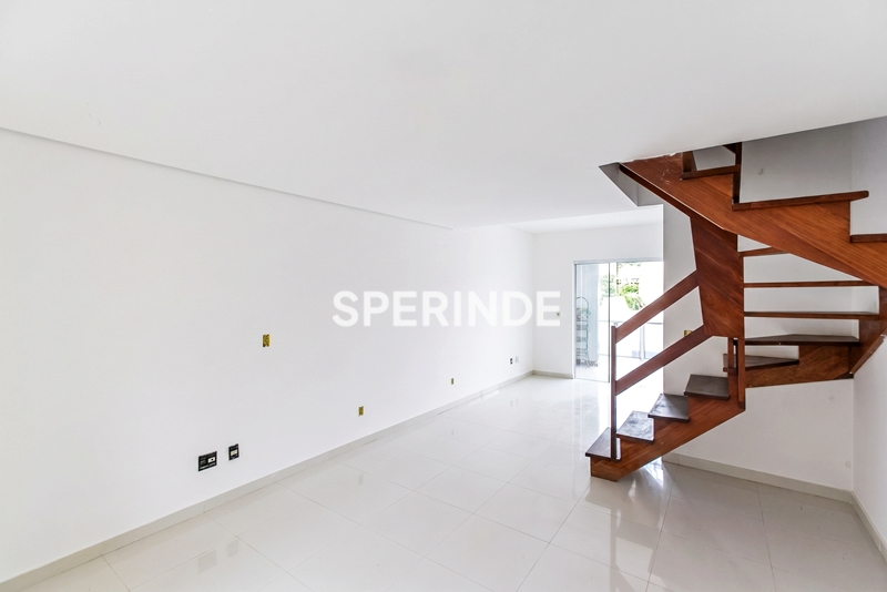 Casa para alugar com 150m², 3 quartos, 2 vagas no bairro Guarujá em Porto Alegre