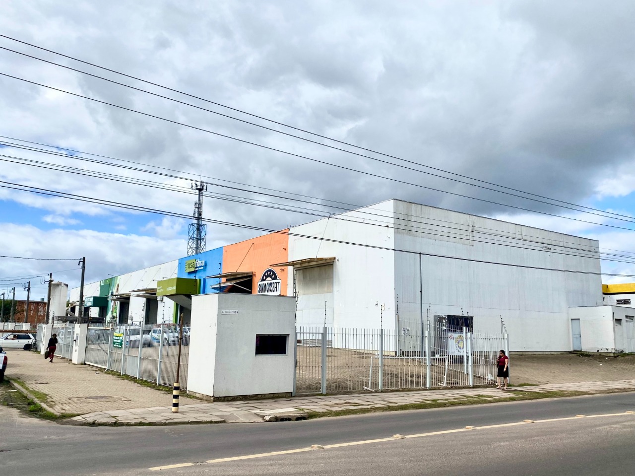 Pavilhão para alugar com 249m², 1 quarto no bairro Humaitá em Porto Alegre