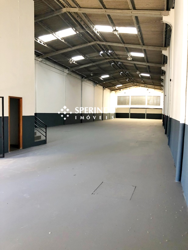 Pavilhão para alugar com 740m², 2 vagas no bairro Humaitá em Porto Alegre