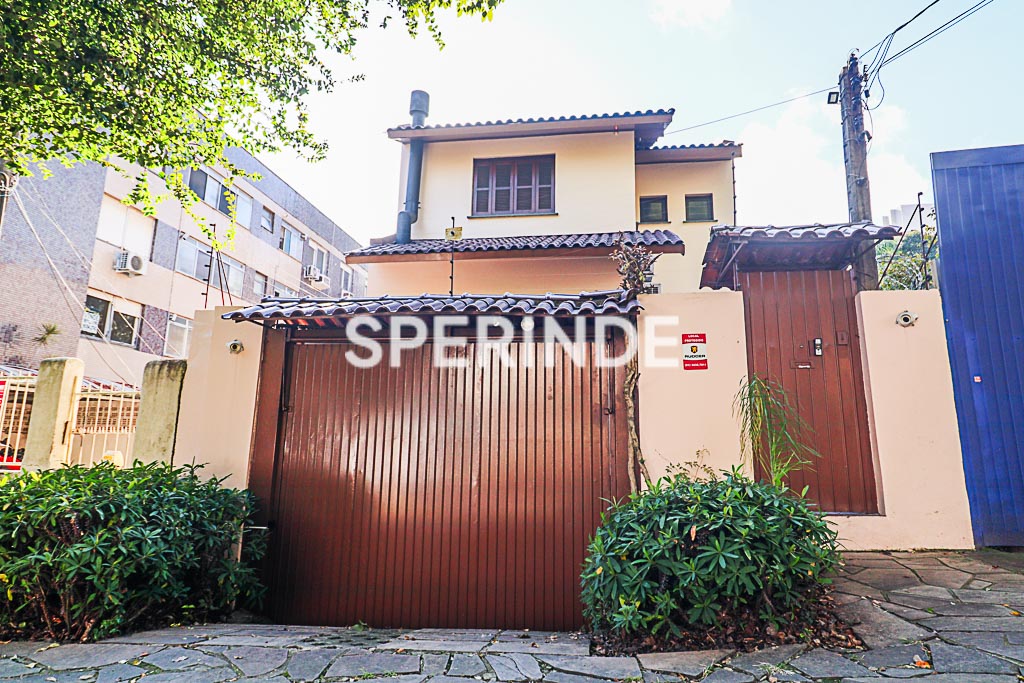 Casa para alugar com 270m², 3 quartos, 3 vagas no bairro Petrópolis em Porto Alegre