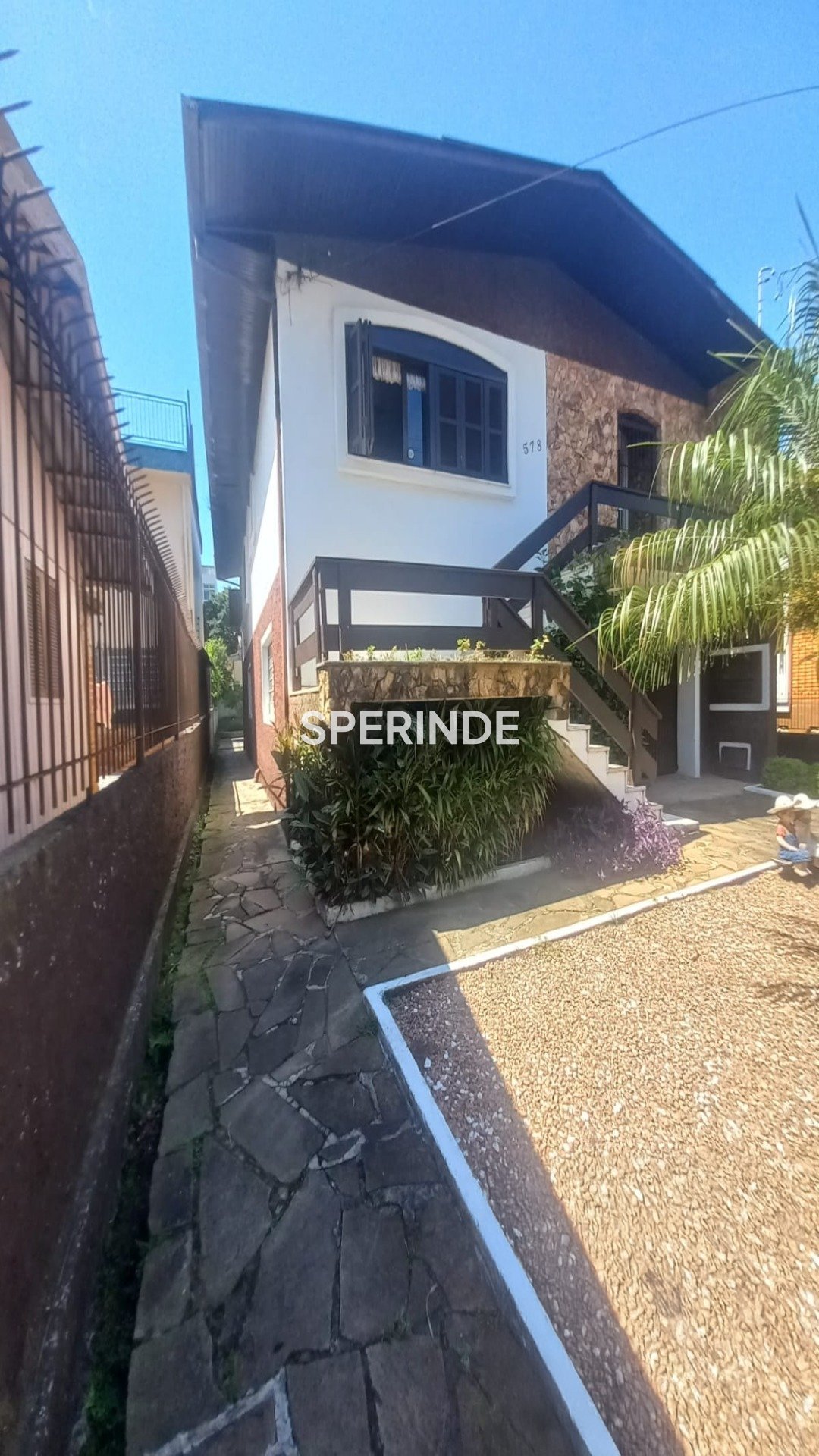 Garagem Comercial para alugar com 120m² no bairro Medianeira em Caxias do Sul