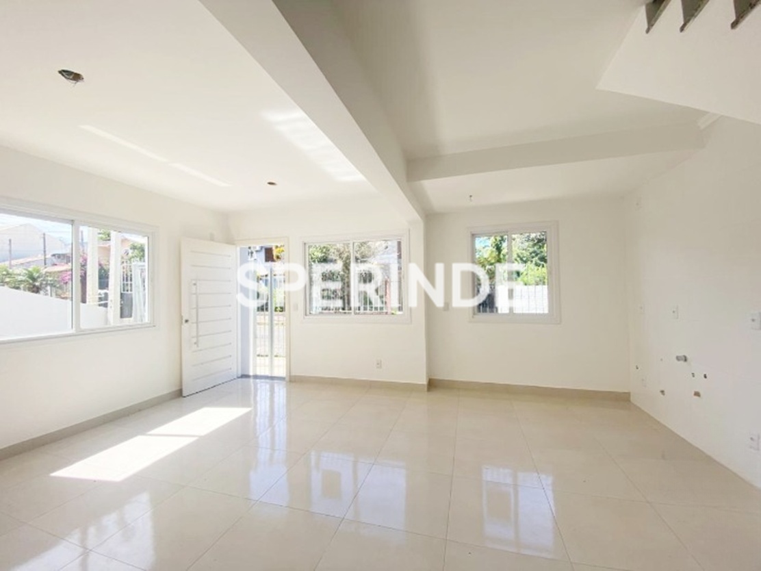 Casa para alugar com 80m², 3 quartos, 1 vaga no bairro Guarujá em Porto Alegre