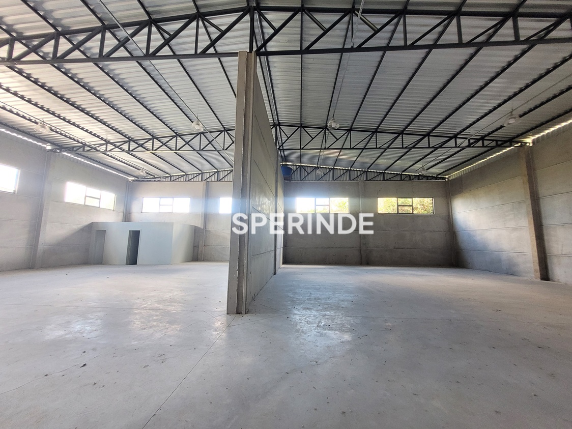 Pavilhão para alugar com 425m², 1 vaga no bairro Ana Rech em Caxias do Sul