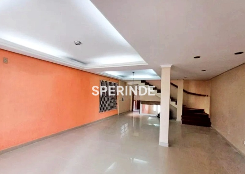 Casa para alugar com 220m², 3 quartos, 3 vagas no bairro Cavalhada em Porto Alegre