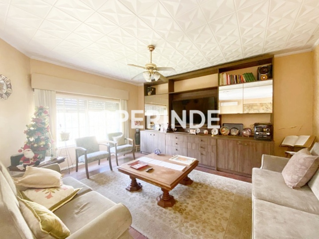 Casa para alugar com 250m², 3 quartos, 3 vagas no bairro Santana em Porto Alegre