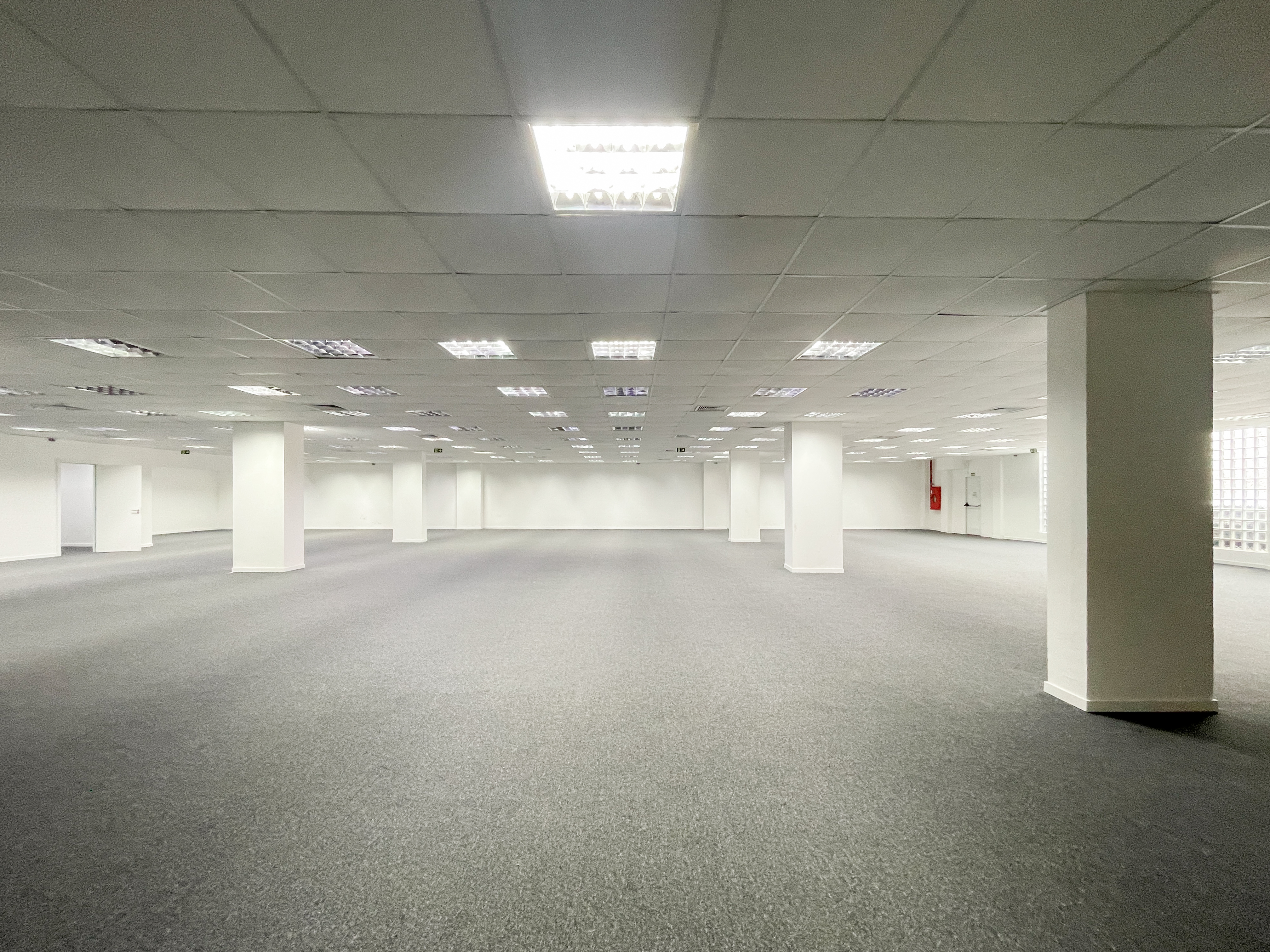 Sala para alugar com 930m² no bairro São Geraldo em Porto Alegre