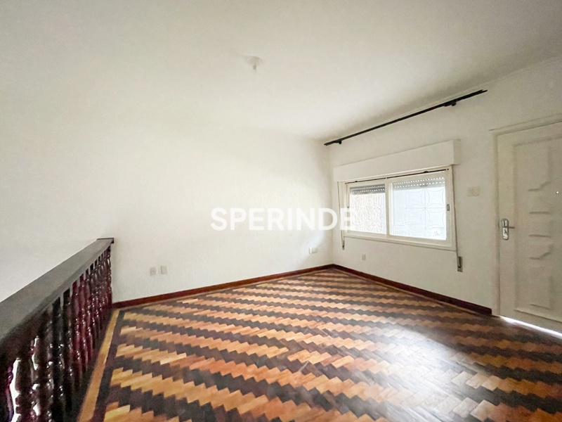 Casa para alugar com 298m², 3 quartos, 2 vagas no bairro Medianeira em Porto Alegre