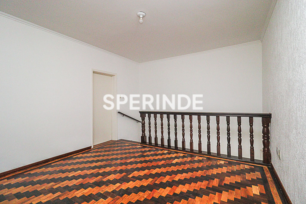 Casa para alugar com 298m², 3 quartos, 2 vagas no bairro Medianeira em Porto Alegre