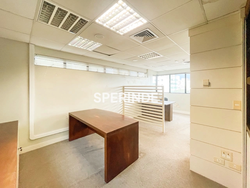 Sala para alugar com 320m², 4 vagas no bairro Santa Cecilia em Porto Alegre
