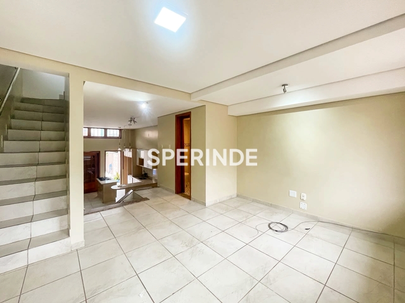 Casa para alugar com 110m², 3 quartos, 3 vagas no bairro Partenon em Porto Alegre