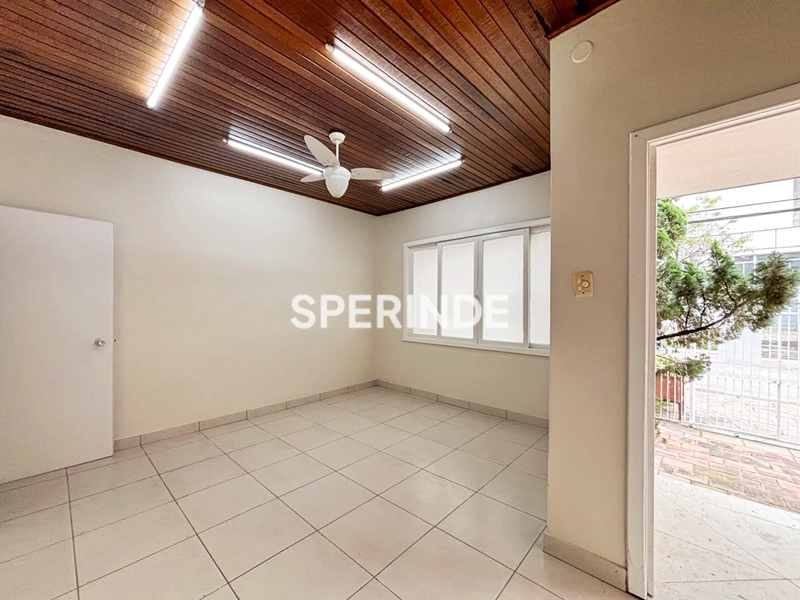 Casa para alugar com 154m², 3 quartos, 3 vagas no bairro Navegantes em Porto Alegre